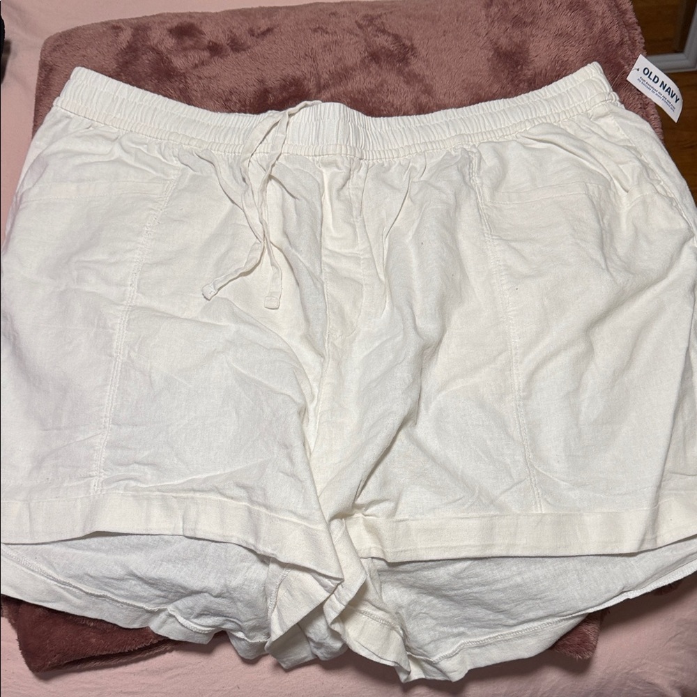 Old Navy Women's Cream Cargo Shorts